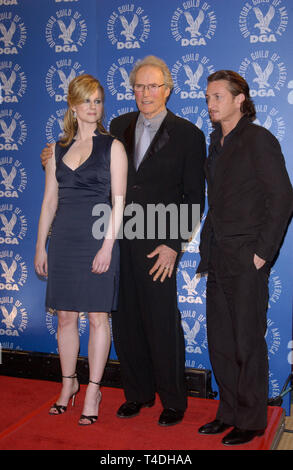 LOS ANGELES, Ca. Februar 07, 2004: Schauspieler und Regisseur Clint Eastwood (Mitte) mit der Schauspielerin Laura Linney & Schauspieler Sean Penn auf der 56. jährlichen Directors Guild Awards in Century City, Los Angeles, CA. Stockfoto