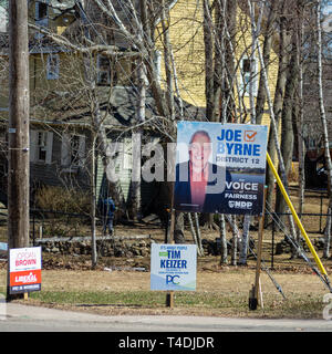 Signages der politischen Parteien bei den Landtagswahlen 2019 (April 23) auf der Straße in Charlottetown, PEI, Kanada Stockfoto