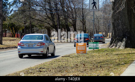 Wahl Anzeichen von Simone Webster, NDP PEI, und Ole Hammarlund, Grün PEI, für die Landtagswahlen 2019 (April 23) auf der Straße in Charlottetown, PEI, Kanada Stockfoto