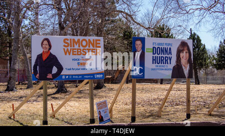 Signages von Simone Webster, NDP PEI, und Donna beeilen, PEI PC-Party, für die Landtagswahlen 2019 (April 23) auf einem Park in Charlottetown, PEI, Kanada Stockfoto