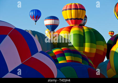 Heißluftballons aufsteigend am Albuquerque, New Mexico International Hot Air Balloon Festival. Stockfoto