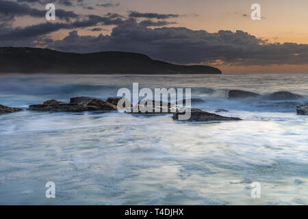 Weiche Sunrise Seascape - Erfassung der Sonnenaufgang von Ettalong Beach an der Central Coast, NSW, Australien. Stockfoto