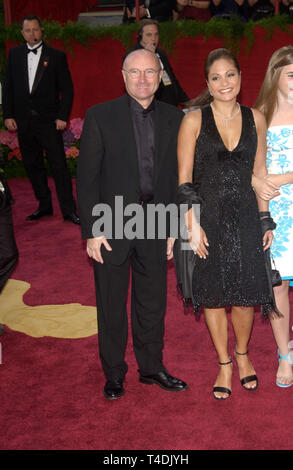 LOS ANGELES, Ca. 29. Februar 2004: Phil Collins & Familie auf der 76. jährlichen Academy Awards in Hollywood. Stockfoto