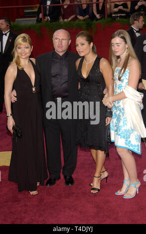 LOS ANGELES, Ca. 29. Februar 2004: Phil Collins & Familie auf der 76. jährlichen Academy Awards in Hollywood. Stockfoto