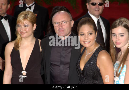 LOS ANGELES, Ca. 29. Februar 2004: Phil Collins & Familie auf der 76. jährlichen Academy Awards in Hollywood. Stockfoto