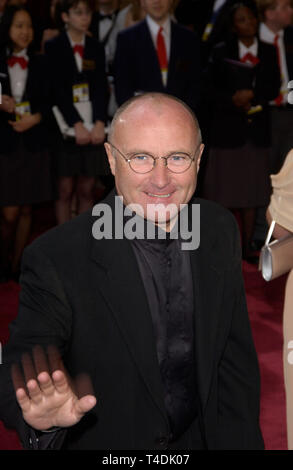 LOS ANGELES, Ca. 29. Februar 2004: Phil Collins & Familie auf der 76. jährlichen Academy Awards in Hollywood. Stockfoto