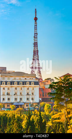 Die kleine Paris in Vietnam Da Lat Stadtbild. Kopie des Eiffelturms auf Hintergrund. Schönen Blick auf die Straße von Dalat, Vietnam. Vertikale Auflösung panoram Stockfoto