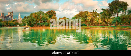 Panoramablick auf die Skyline von Bangkok, Thailand. Blick vom Lumphini Park. Teich im Vordergrund Stockfoto