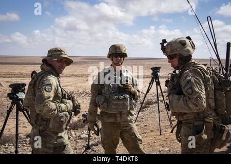 Mitglieder der 1. Staffel der US-Armee, 75. Kavallerie Regiments, 2nd Brigade Combat Team, Luftlandedivision, Standby, bevor ein Angriff Demonstration als Teil der US-Armee Afrika kommandierenden General's Besuch im Bereich Ausbildung übung Teil der Übung afrikanischen Löwen 2019 in der Nähe von Tan Tan, Marokko, 27. März 2019. Afrikanischer Löwe2019 ist eine Vorsitzende des Generalstabs - geförderte, US Africa Command - festgelegt, US Marine Corps Forces Europa und Afrika-led, gemeinsame und kombinierte Übung im Königreich Marokko mit einem in Tunesien Sprachen durchgeführt. Stockfoto