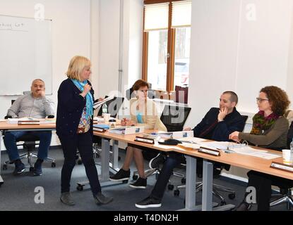 GARMISCH - Partenkirchen, Deutschland (März 19, 2019) - Corina Ispas, ein Kurs, der Moderator und Leiter der Rumänischen nationalen Verteidigung Fremdsprache Testing Center, sammelt Zuweisungen von 13 internationalen Sprachkenntnisse Tester von NATO- und Partnerstaaten die Teilnahme an der Partner Language Training Center Europe Advanced Language Testing Seminar März 19 am George C. hier. (DOD Stockfoto