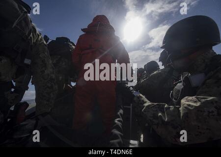 Ozean (April 2, 2019) - Matrosen an Bord der Arleigh-Burke-Klasse geführte Anti-raketen-Zerstörer USS Carney (DDG64), Fahrt in eine Starre - Rumpf Schlauchboot als Teil des Besuchs, Board, Suche, und Beschlagnahme Team während der multinationale Übung gemeinsame Krieger 19-1, 2. April 2019. Carney, Vorwärts - Rota, Spanien bereitgestellt ist auf der sechsten Patrouille in den USA 6 Flotte Bereich der Maßnahmen zur Unterstützung der regionalen Verbündeten und Partnern sowie die nationale Sicherheit der USA Interessen in Europa und Afrika. Stockfoto