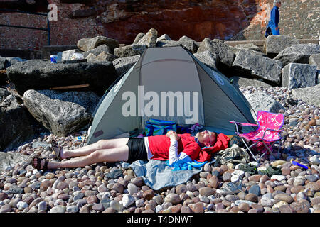 Sidmouth South Devon an einem warmen Nachmittag im April 2019. Somerset sagte Wärmer als Ibiza dieses Osterwochenende. Foto Robert Timoney/Alamy/S werden. Stockfoto