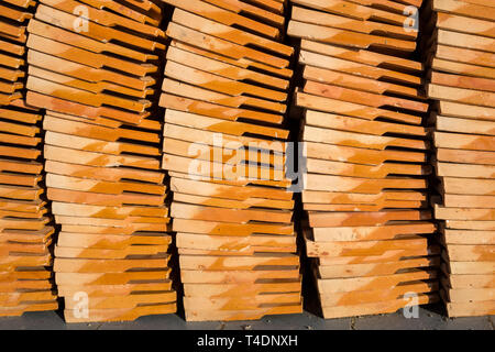 Tonziegel Dach orange Haufen gestapelt Stockfoto