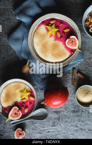 Grießbrei mit hausgemachten Granatapfel Sirup, mit Stern Obst, Feigen und Mandeln eingerichtet Stockfoto