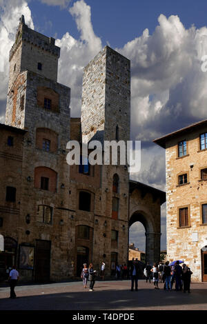 Die Piazza Della Cisterna und die Türme von Torre Grossa und Torri degli Ardinghelli, San Gimignano, Toskana, Italien Stockfoto