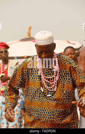 Menschen am Strand feiern die Voodoo Festival in Ouidah, Benin. Alle Art von Tätigkeiten gesehen werden kann, Singen, Tanzen, Musizieren, Gebete Stockfoto