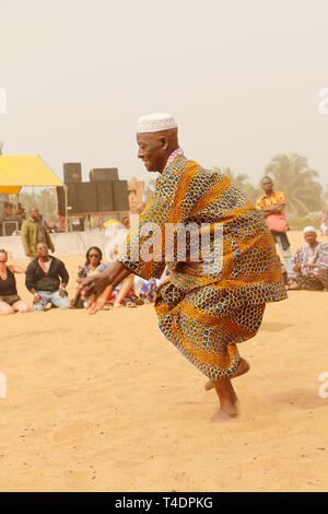 Menschen am Strand feiern die Voodoo Festival in Ouidah, Benin. Alle Art von Tätigkeiten gesehen werden kann, Singen, Tanzen, Musizieren, Gebete Stockfoto