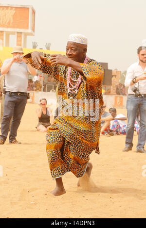 Menschen am Strand feiern die Voodoo Festival in Ouidah, Benin. Alle Art von Tätigkeiten gesehen werden kann, Singen, Tanzen, Musizieren, Gebete Stockfoto