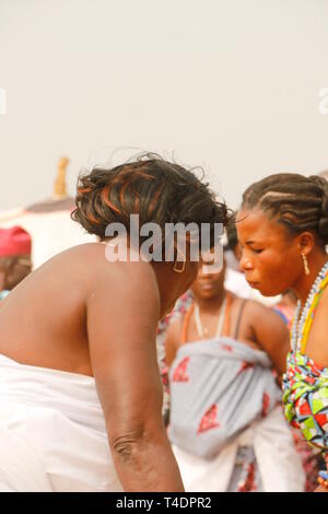 Menschen am Strand feiern die Voodoo Festival in Ouidah, Benin. Alle Art von Tätigkeiten gesehen werden kann, Singen, Tanzen, Musizieren, Gebete Stockfoto