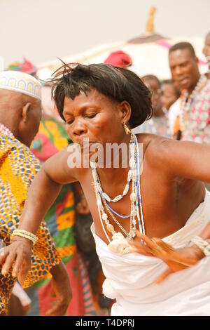 Menschen am Strand feiern die Voodoo Festival in Ouidah, Benin. Alle Art von Tätigkeiten gesehen werden kann, Singen, Tanzen, Musizieren, Gebete Stockfoto