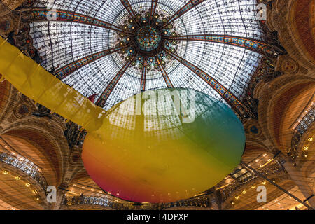 Yoga Session unter der Kuppel der Galeries Lafayette in Paris. Stockfoto