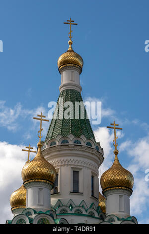 Die goldenen vergoldeten Kuppeln der Russischen Kirche des Hl. Nikolaus des Miracle-Maker in Sofia, Bulgarien gegen den blauen Himmel. Stockfoto