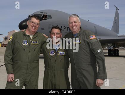 Master Sgt. John Lennon, Oberstleutnant Jeffery Cole und Master Sgt. Glen Starkweather, die alle der 157 Luftbetankung Flügel, New Hampshire Air National Guard zugeordnet, posieren vor KC-135 Schwanz Nummer 57-1419, die ältesten Flugzeuge der US Air Force bestand, am 24. März 2019 bei Pease Air National Guard Base, N.H. Die flugzeugbesatzung flog die Tanker zu Goldwater Air National Guard Base, Phoenix, seine neue Aufgabe Station, nach einer Zeremonie zu Ehren der KC-135 ist 44 Jahre Vermächtnis der Luftbetankung auf der 157 ARW. Stockfoto