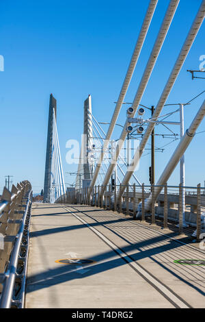 Beliebte gesäumt und markiert die Fußgänger- und Radweg neben der Straßenbahn und Bus Fahrbahn durch das Seil Tilikum Kreuzung Brücke über den Willam Stockfoto