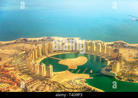 Details der Türme der Pearl-Qatar, der künstlichen Insel im Persischen Golf, Doha, Qatar, Naher Osten. Rundflug von Viva Bahriya und Bahriya Strand Stockfoto