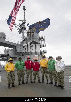 Meer (20. März 2019) - Regenbogen - Jungen sind ordnete auf dem Flugdeck der Blue Ridge-Klasse Command und Control Schiff USS Mount Whitney (LCC 20) Während Sie die Schlacht der Stern von der Hauptmast fliegen während der Fahrt. Mount Whitney, Vorwärts- und Gaeta, Italien eingesetzt, arbeitet mit einer kombinierten Mannschaft der US Navy Military Sealift Command Segler und öffentlichen Dienst Seemänner. Stockfoto