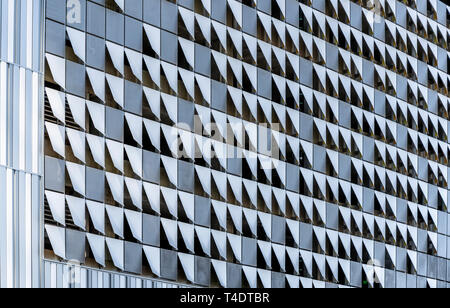 Elemente der modernen Stadt Architektur dekorative abstrakte Metall ausgesetzt, denen der Außenwände von der sonnenbeschienenen, mehrstöckiges Gebäude, in der für Stockfoto