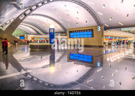 Doha, Katar - Februar 24, 2019: Qatar Airways Check-in für Fluggäste im neuen und modernen Hamad International Airport oder Flughafen Doha Hamad, reflektiert Stockfoto