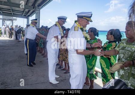 ENNIBURR, Republik der Marshall Inseln (26. März 2019) US Navy hinten Adm. Joey Tynch wird durch Marshallese Bewohner bei der Eniburr pier Während der Pacific Partnership 2019 begrüßt. Pazifische Partnerschaft, der nun in seinem 14. Iteration, ist die größte jährliche internationale humanitäre Hilfe und Katastrophenhilfe Abwehrbereitschaft Mission im Indopazifik durchgeführt. Jedes Jahr, die Mission Team arbeitet gemeinsam mit Gastgeber und Partner Nationen regionaler Interoperabilität und Disaster Response Funktionen, erhöhen die Stabilität und Sicherheit in der Region zu stärken, und neue und dauerhafte Freundschaften pflegen, Stockfoto