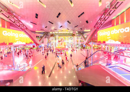 Doha, Katar - Februar 24, 2019: Lobby und fahrtreppe von Hamad International Airport oder Flughafen Doha Hamad, der einzige Flughafen in Katar Open zu zivilen Stockfoto