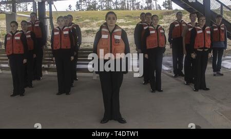 Navy Junior Reserve Officer Training Corps Kadetten Muster in Formation während einer Führung bei Marine Corps Air Station Cherry Point, North Carolina, 20. März 2019. Die kadetten besucht die Marine Boat Docks für einige praktische Erfahrung auf hoher See. Die kadetten von Anderson County High School in Clinton, Tennessee waren. Stockfoto