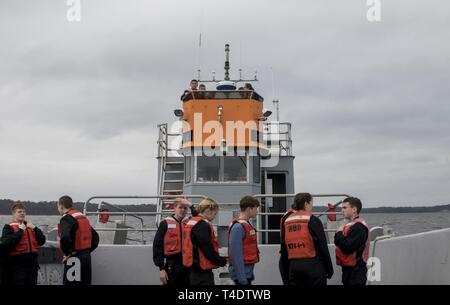 Navy Junior Reserve Officer Training Corps (Jrotc) Kadetten bauen Kameradschaft während einer Fahrt auf einer mechanisierten Landing Craft in der Nähe der Marine Corps Air Station Cherry Point, North Carolina, 20. März 2019. JROTC hilft Werte der Bürger fördern, Service in die Vereinigten Staaten, und ein Gefühl der Erfüllung. Die kadetten waren zu Besuch aus Anderson County High School in Clinton, Tennessee. Stockfoto