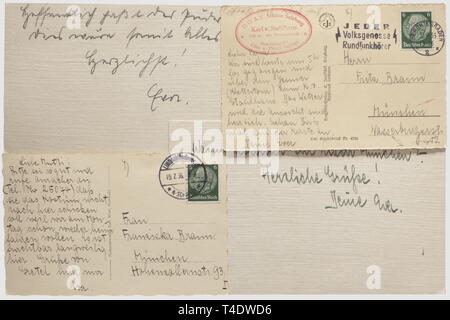 Eva Braun - vier Postkarten, und schreiben Karten, zu ihren Eltern, ihrer Schwester Ilse und einem Freund in den 1930er Jahren: Postkarte mit ihrem Vater aus einem 1933 Alpine Reise, handschriftlich mit Bleistift. Postkarte mit ihrer Mutter 1936 aus Bad Schachen, handschriftlich mit Tinte. Ein Brief an Ilse, handschriftlich mit Bleistift, kein Datum, plus Begleitschreiben für eine Sendung in der Kosmetik. Brief an einen Freund" lieber Franzl! Zu Deinem Geburtstag die herzlichsten Glückwünsche", mit geprägtem Monogramm "E. B." - vom 15. Juni 1938, historische, historische, 20. Jahrhundert, NS, Na, Editorial-Use - Nur Stockfoto