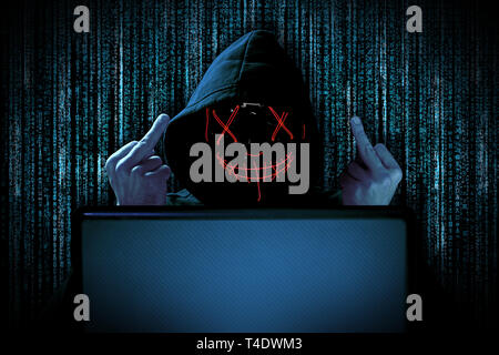 Hacker mit mittleren Finger Geste Provokation rot glühenden Maske hinter Notebook Laptop vor blaue Quelle binärer Code Hintergrund Internet cyber h Stockfoto