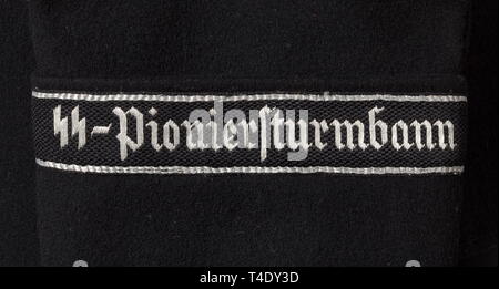 Eine schwarze service Tunika für eine Untersturmführer in der Pioneer Sturmbann der Allgemeinen-SS aus schwarzem Stoff, silbernen Knöpfen, schwarz Innenauskleidung mit tag Schneider's 'Hugo Hotz München'. Der Kragen Patches werden von Hand bestickt officer Qualität, eine Schulter, Vorstand der gesponnenen Silber auf einem schwarzen Tuch Unterlage, ein "alter Kämpfer" Chevron auf dem rechten Ärmel genäht. Den linken Ärmel mit Manschette Titel ist S-Pioniersturmbann' in Silber gewebt 'flatwire" Thema und ein Hakenkreuz Arm band. Zahlreiche Aufträge schleifen (der Träger wurde im Ersten Weltkrieg eingerichtet). Ein äußerst seltenes Uniformjacke, alle i, Editorial-Use - Nur Stockfoto