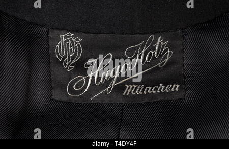 Eine schwarze service Tunika für eine Untersturmführer in der Pioneer Sturmbann der Allgemeinen-SS aus schwarzem Stoff, silbernen Knöpfen, schwarz Innenauskleidung mit tag Schneider's 'Hugo Hotz München'. Der Kragen Patches werden von Hand bestickt officer Qualität, eine Schulter, Vorstand der gesponnenen Silber auf einem schwarzen Tuch Unterlage, ein "alter Kämpfer" Chevron auf dem rechten Ärmel genäht. Den linken Ärmel mit Manschette Titel ist S-Pioniersturmbann' in Silber gewebt 'flatwire" Thema und ein Hakenkreuz Arm band. Zahlreiche Aufträge schleifen (der Träger wurde im Ersten Weltkrieg eingerichtet). Ein äußerst seltenes Uniformjacke, alle i, Editorial-Use - Nur Stockfoto