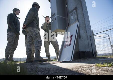 New Jersey Air Nationalgarde mit der 108 Communications Flug, hören als Senior Airman Jordanien C. Petro, radio frequency Getriebesysteme Techniker mit der 52 Mitteilung Flug, Tests Warnhinweis Getriebe ist ein Gerät, in Spangdahlem Air Base, Germany, März 19, 2019. Der 108 CF-Mitglieder bei der Aufrechterhaltung der Warnung die Systeme in den überseeischen Base als Teil einer zweiwöchigen jährliche Training mit Ihren aktiven Dienst Gegenstücke entfernt unterstützt. Stockfoto