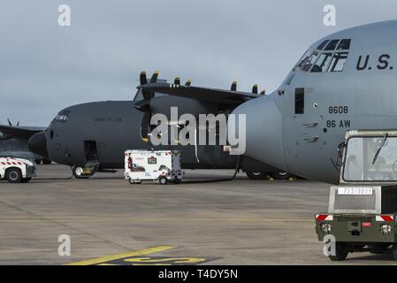Ein US Air Force C-130J Super Hercules auf der 37th Airlift Squadron an der Air Base Ramstein, Deutschland zugewiesen ist, sitzt auf der Flightline neben einem Französischen Luftwaffe C-130 J auf Orleans-Bricy Air Base, Frankreich, 18. März 2019. 37. unterstützt die französische Air Force 2/61 Transport Squadron, wie sie im Prozess ihrer Flotte von C-130H Hercules Austausch mit der neuen C-130 J Hercules Super sind. Stockfoto