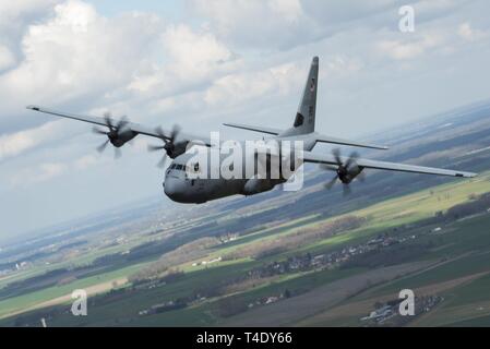 Ein US Air Force C-130J Super Hercules, der 37Th Airlift Squadron, Air Base Ramstein, Deutschland zugewiesen, fliegen durch die Lüfte in Orleans, Frankreich, 19. März 2019. Französische Besatzungen flogen auf US-amerikanischen C-130 Js ihre Fähigkeit mit dem neuen Modell Flugzeuge zu entwickeln. Stockfoto