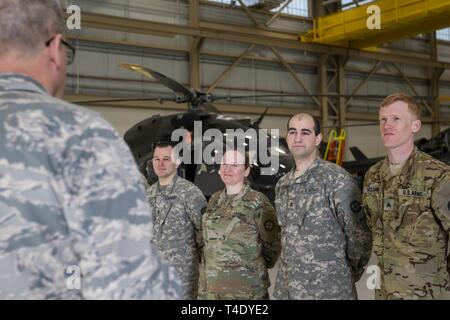 Zehn Soldaten mit Firma B des Minnesota Army National Guard, 2-211 th Allgemeine Unterstützung Aviation Battalion, wurden bei der Army Aviation Support Facility Nr. 2 in Grand Island, 27. März 2019 geehrt, von Generalmajor Daryl Bohac, Nebraska Adjutant General, für die Bereitstellung der folgenden historischen Überschwemmungen über die staatliche Unterstützung der Nebraska National Guard. Als Teil einer Emergency Management Hilfe kompakt, dem Minnesota Crew eine CH-47 Chinook- und Wartungsunterstützung für Chinook Hubschrauber Nebraska National Guard. Das Minnesota crew auch Antenne Unterstützung mit Mitgliedern der Neb Stockfoto