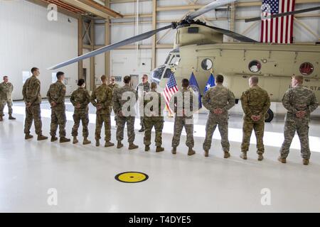 Zehn Soldaten mit Firma B des Minnesota Army National Guard, 2-211 th Allgemeine Unterstützung Aviation Battalion, wurden bei der Army Aviation Support Facility Nr. 2 in Grand Island, 27. März 2019 geehrt, von Generalmajor Daryl Bohac, Nebraska Adjutant General, für die Bereitstellung der folgenden historischen Überschwemmungen über die staatliche Unterstützung der Nebraska National Guard. Als Teil einer Emergency Management Hilfe kompakt, dem Minnesota Crew eine CH-47 Chinook- und Wartungsunterstützung für Chinook Hubschrauber Nebraska National Guard. Das Minnesota crew auch Antenne Unterstützung mit Mitgliedern der Neb Stockfoto