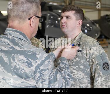 Zehn Soldaten mit Firma B des Minnesota Army National Guard, 2-211 th Allgemeine Unterstützung Aviation Battalion, wurden bei der Army Aviation Support Facility Nr. 2 in Grand Island, 27. März 2019 geehrt, von Generalmajor Daryl Bohac, Nebraska Adjutant General, für die Bereitstellung der folgenden historischen Überschwemmungen über die staatliche Unterstützung der Nebraska National Guard. Als Teil einer Emergency Management Hilfe kompakt, dem Minnesota Crew eine CH-47 Chinook- und Wartungsunterstützung für Chinook Hubschrauber Nebraska National Guard. Das Minnesota crew auch Antenne Unterstützung mit Mitgliedern der Neb Stockfoto