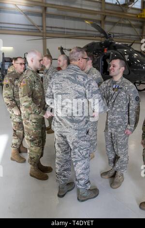 Zehn Soldaten mit Firma B des Minnesota Army National Guard, 2-211 th Allgemeine Unterstützung Aviation Battalion, wurden bei der Army Aviation Support Facility Nr. 2 in Grand Island, 27. März 2019 geehrt, von Generalmajor Daryl Bohac, Nebraska Adjutant General, für die Bereitstellung der folgenden historischen Überschwemmungen über die staatliche Unterstützung der Nebraska National Guard. Als Teil einer Emergency Management Hilfe kompakt, dem Minnesota Crew eine CH-47 Chinook- und Wartungsunterstützung für Chinook Hubschrauber Nebraska National Guard. Das Minnesota crew auch Antenne Unterstützung mit Mitgliedern der Neb Stockfoto