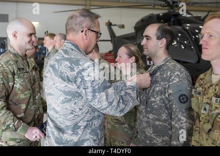 Zehn Soldaten mit Firma B des Minnesota Army National Guard, 2-211 th Allgemeine Unterstützung Aviation Battalion, wurden bei der Army Aviation Support Facility Nr. 2 in Grand Island, 27. März 2019 geehrt, von Generalmajor Daryl Bohac, Nebraska Adjutant General, für die Bereitstellung der folgenden historischen Überschwemmungen über die staatliche Unterstützung der Nebraska National Guard. Als Teil einer Emergency Management Hilfe kompakt, dem Minnesota Crew eine CH-47 Chinook- und Wartungsunterstützung für Chinook Hubschrauber Nebraska National Guard. Das Minnesota crew auch Antenne Unterstützung mit Mitgliedern der Neb Stockfoto