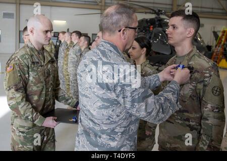 Zehn Soldaten mit Firma B des Minnesota Army National Guard, 2-211 th Allgemeine Unterstützung Aviation Battalion, wurden bei der Army Aviation Support Facility Nr. 2 in Grand Island, 27. März 2019 geehrt, von Generalmajor Daryl Bohac, Nebraska Adjutant General, für die Bereitstellung der folgenden historischen Überschwemmungen über die staatliche Unterstützung der Nebraska National Guard. Als Teil einer Emergency Management Hilfe kompakt, dem Minnesota Crew eine CH-47 Chinook- und Wartungsunterstützung für Chinook Hubschrauber Nebraska National Guard. Das Minnesota crew auch Antenne Unterstützung mit Mitgliedern der Neb Stockfoto