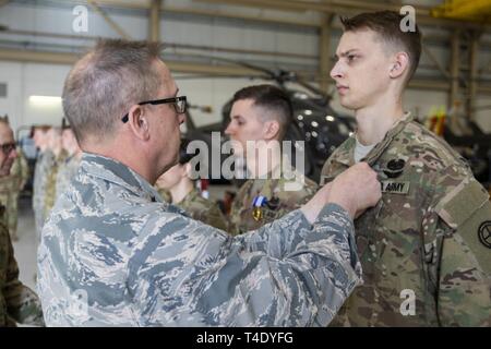 Zehn Soldaten mit Firma B des Minnesota Army National Guard, 2-211 th Allgemeine Unterstützung Aviation Battalion, wurden bei der Army Aviation Support Facility Nr. 2 in Grand Island, 27. März 2019 geehrt, von Generalmajor Daryl Bohac, Nebraska Adjutant General, für die Bereitstellung der folgenden historischen Überschwemmungen über die staatliche Unterstützung der Nebraska National Guard. Als Teil einer Emergency Management Hilfe kompakt, dem Minnesota Crew eine CH-47 Chinook- und Wartungsunterstützung für Chinook Hubschrauber Nebraska National Guard. Das Minnesota crew auch Antenne Unterstützung mit Mitgliedern der Neb Stockfoto